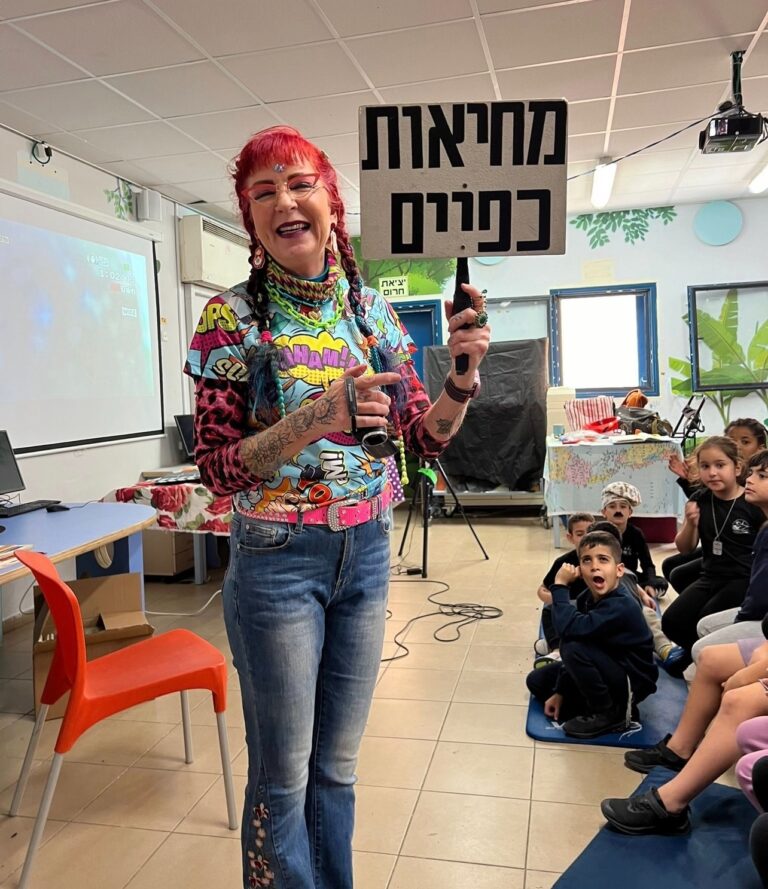 אני מעודדת את הקהל לתמוך במתנדבים ולעודד את עצמם.